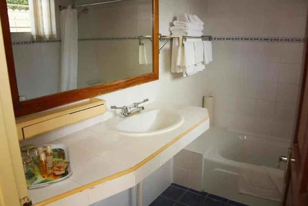 Negril Place 4-Star Resort With Pool Camp- Beach Access